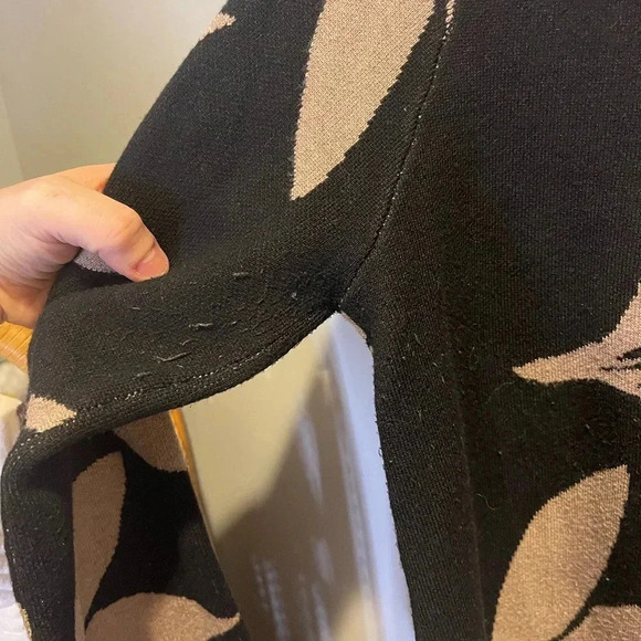 Premise Chic Black and Beige Leaf Pattern Sweater size L - Picture 3 of 4